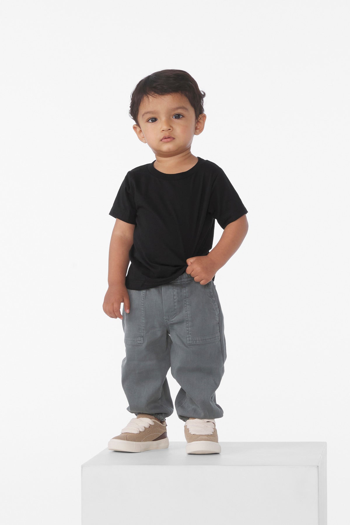 BC3001B_black_model_front.jpg