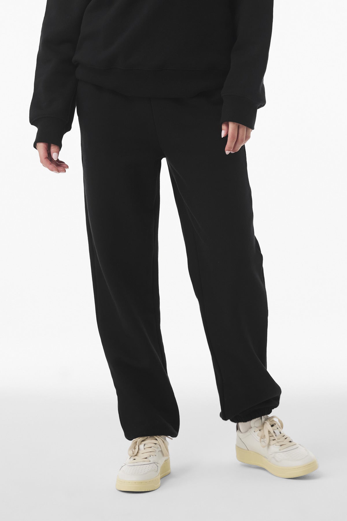 BC4737_black_model_front.jpg